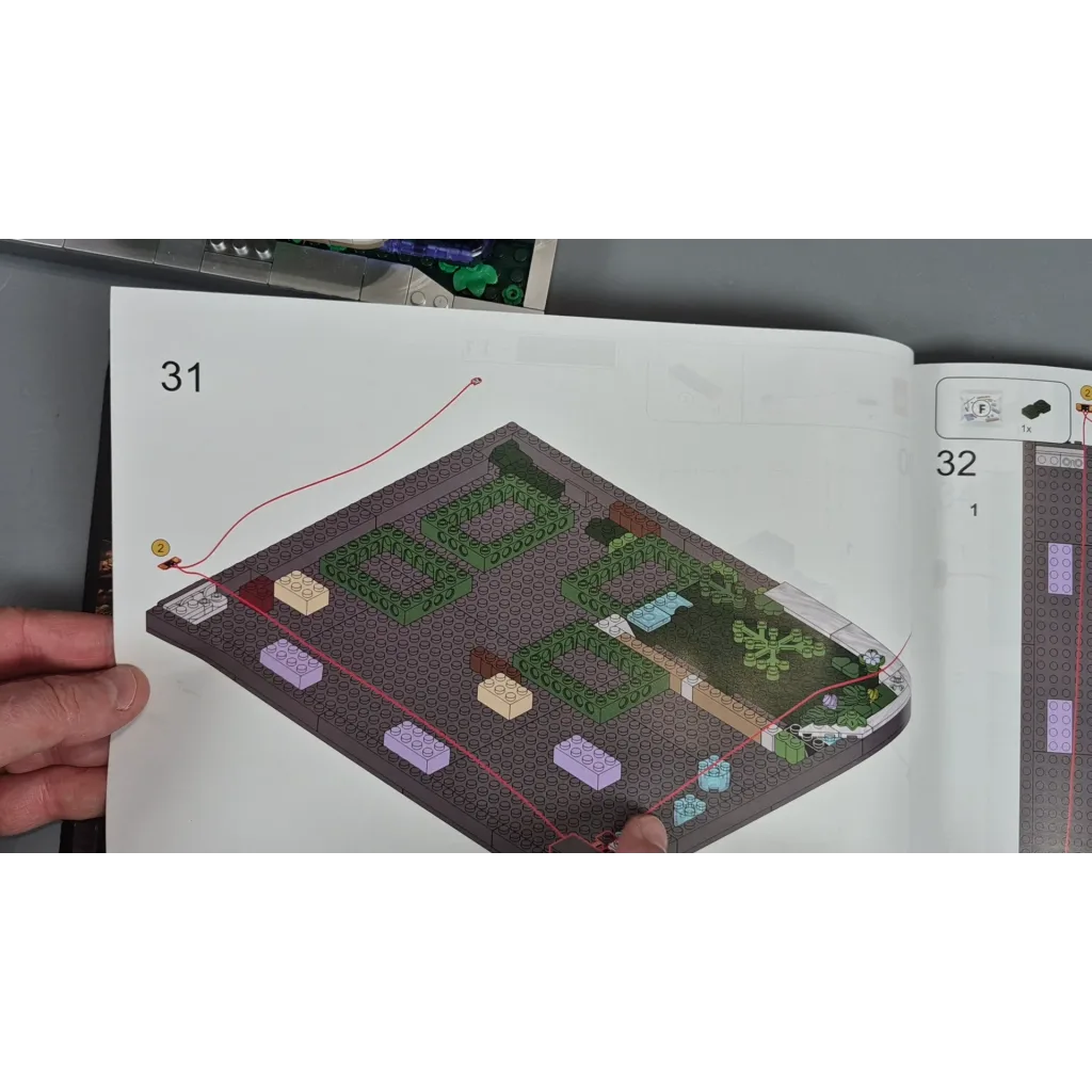 Page des instructions montrant le passage d'un câble LED sous les plaques